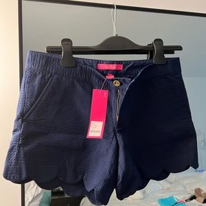 Lilly Pulitzer NWT Navy Scallop Hem Shorts. Size 4